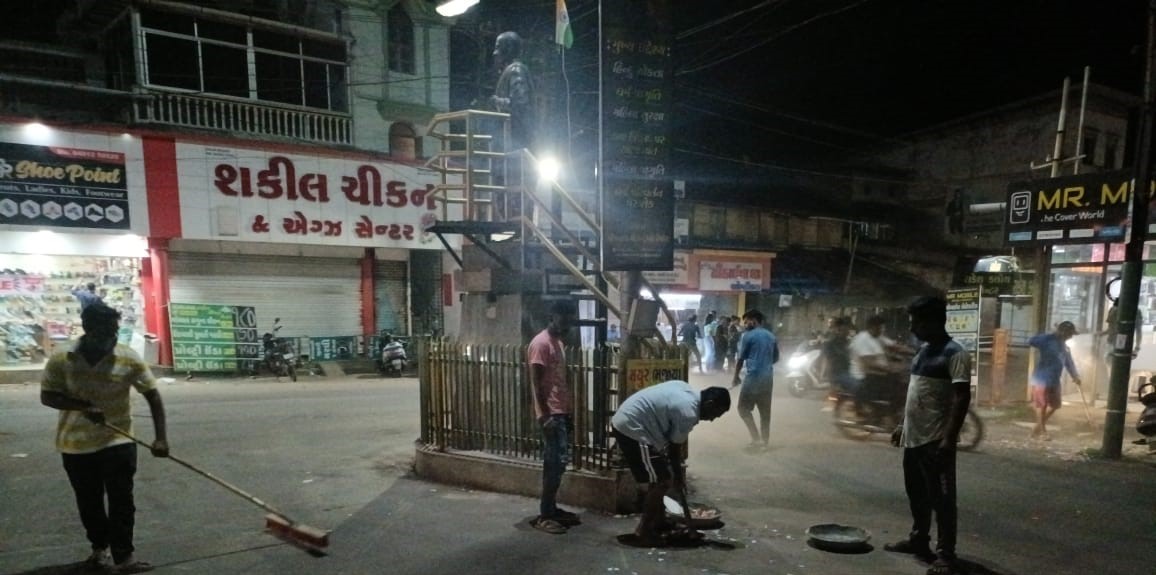 નવસારી, ગણદેવી  અને બીલીમોરા નગરપાલિકામાં વિવિધ સ્થળોએ રાત્રિ સફાઇ યોજાઇ
