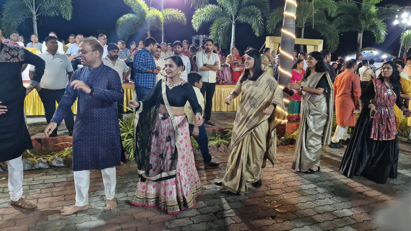 હેલ્લારો નવરાત્રી મા પોલીસ પરિવાર સાથે અધિકારીઓ, કર્મચારીઓ અને શહેરીજનો ગરબે ધૂમ્યા