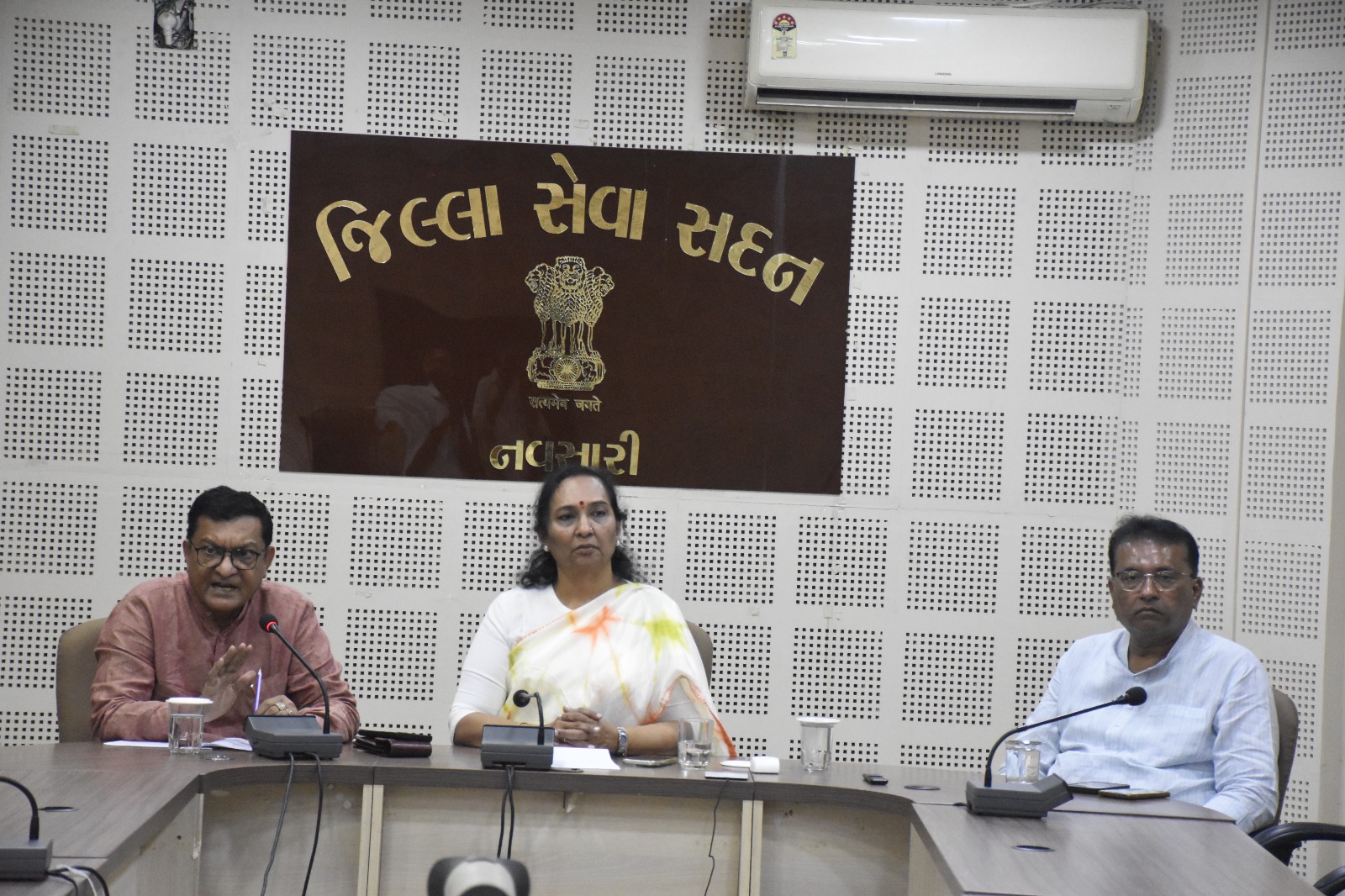 રાજ્યમાં સમાન સિવિલ કોડ અમલીકરણ અંતર્ગત નાગરિકોના સૂચનો /અભિપ્રાયો જાણવા હેતુ નવસારી જિલ્લા કલેકટર કચેરી ખાતે બેઠક યોજાઇ