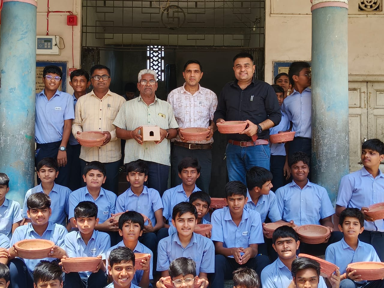 ગુરુકુલ સુપા ઇકો ક્લબ દ્વારા પક્ષીઓ માટે પાણીના કુંડા અને માળાનું વિતરણ